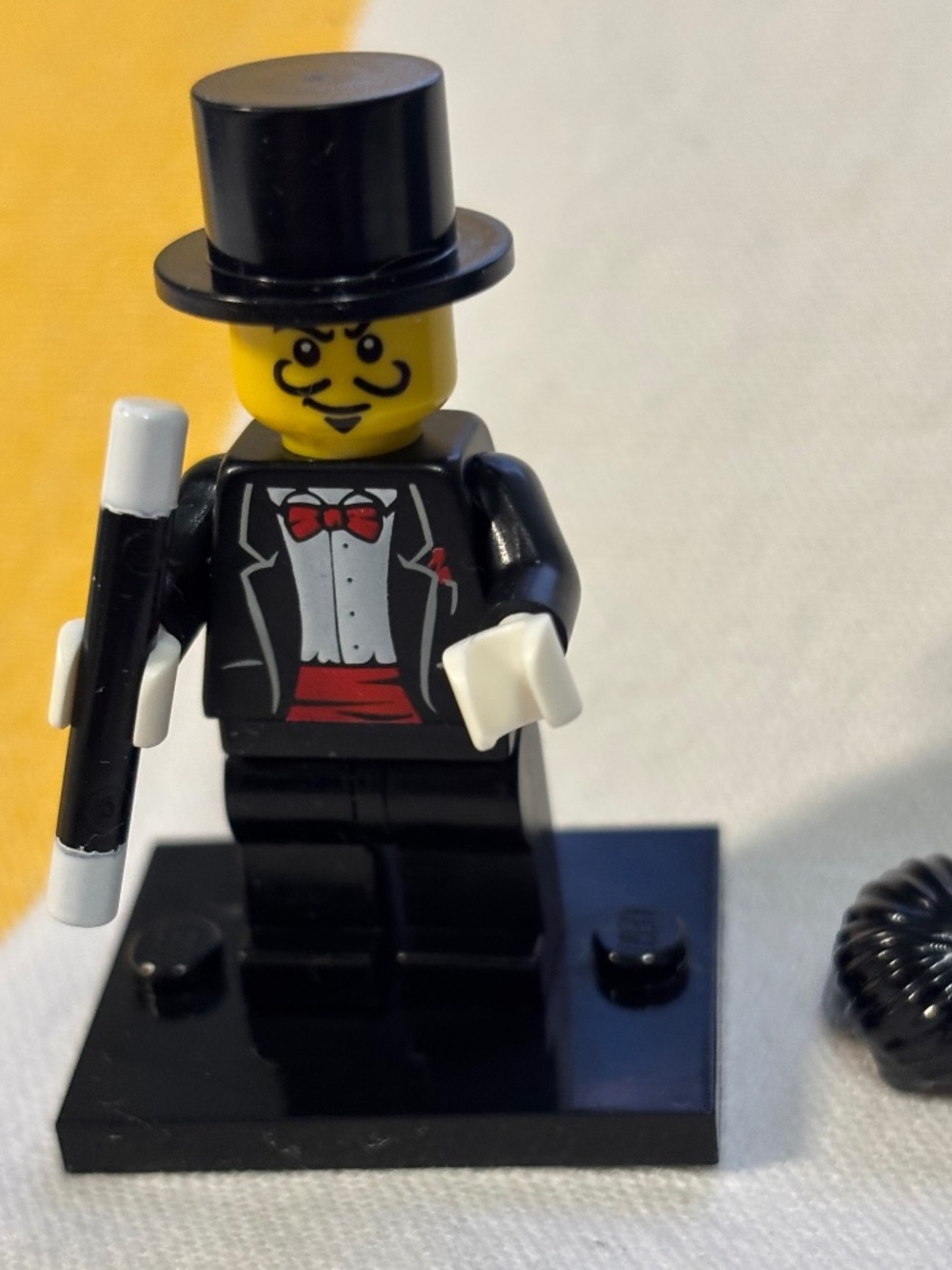 LEGO Series 1 "Magician" col01-9. With black stand and all accessories.